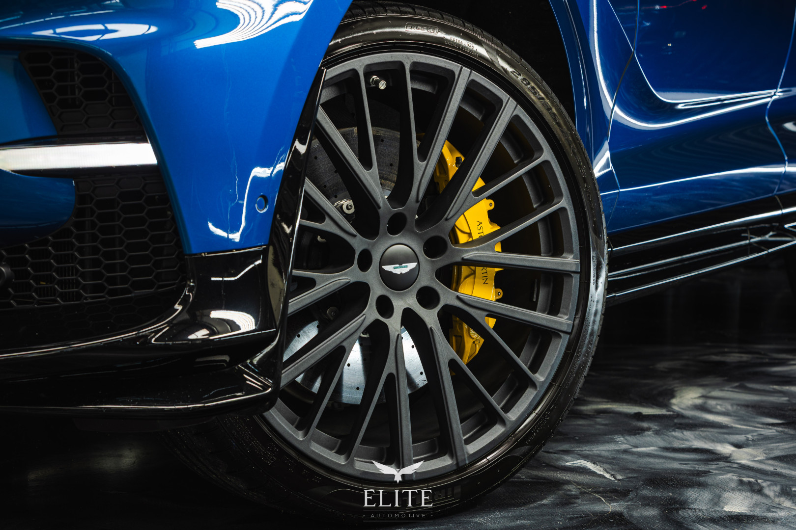 ASTON MARTIN DBX 707