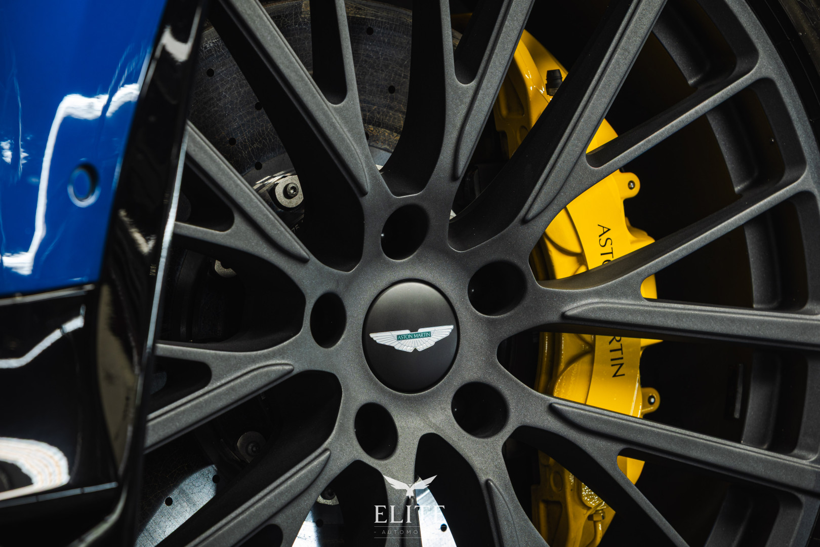 ASTON MARTIN DBX 707