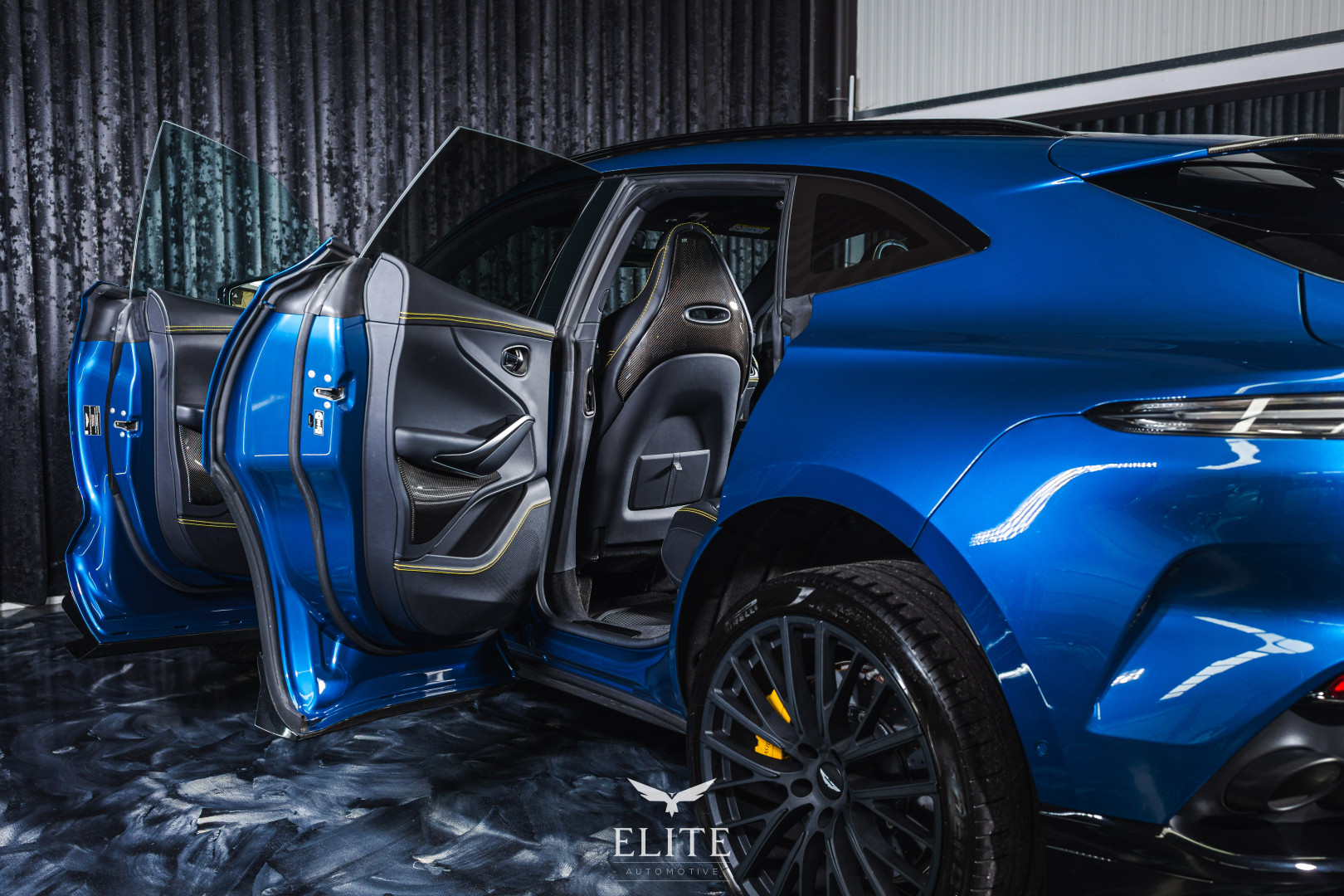 ASTON MARTIN DBX 707