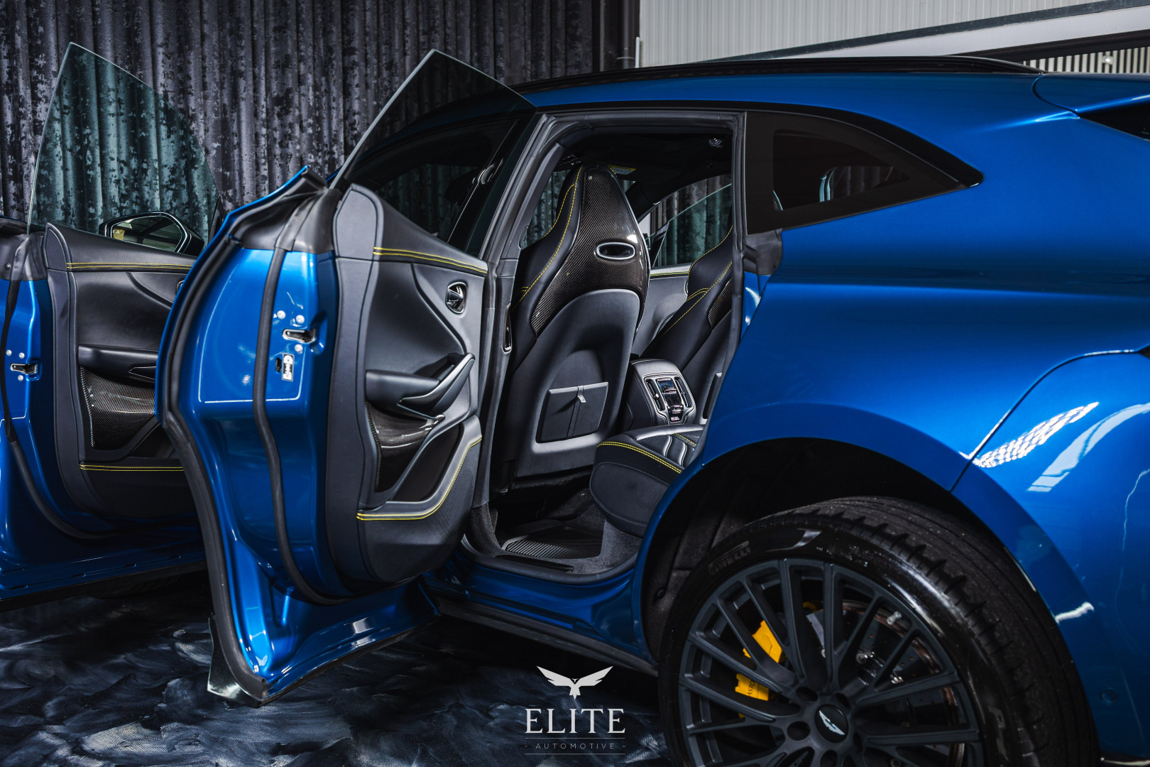 ASTON MARTIN DBX 707