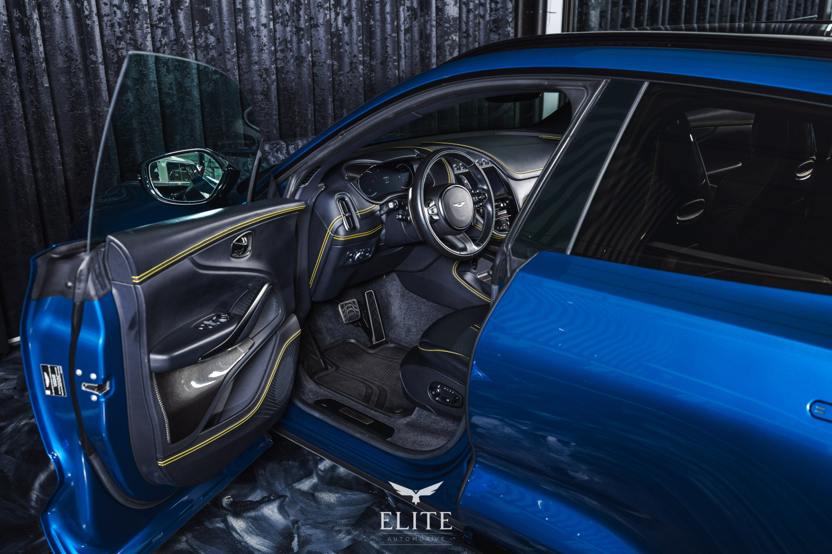 ASTON MARTIN DBX 707