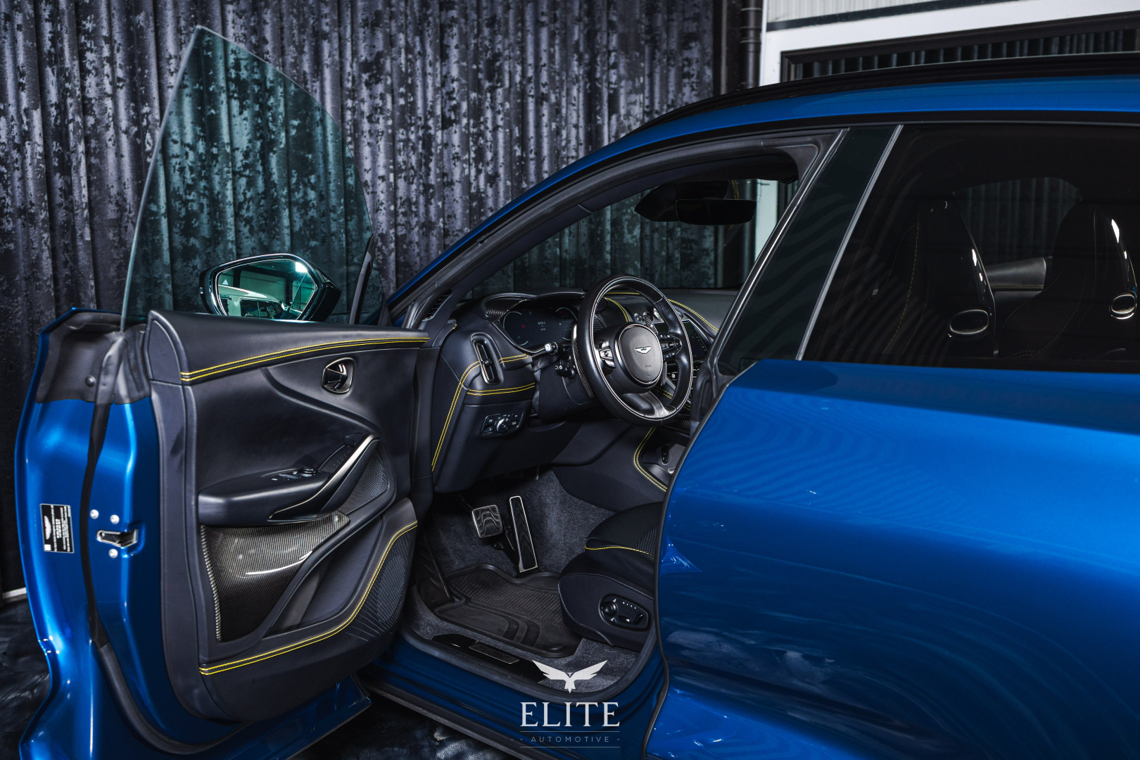 ASTON MARTIN DBX 707