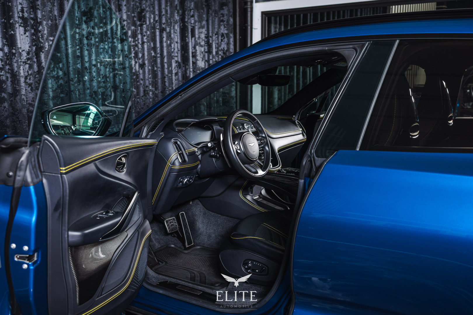 ASTON MARTIN DBX 707