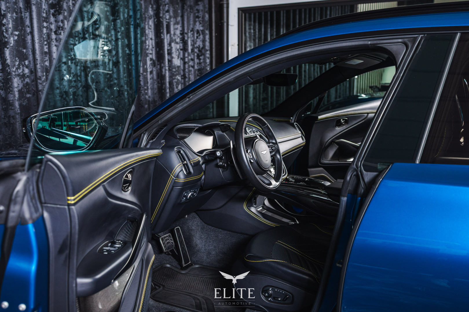 ASTON MARTIN DBX 707