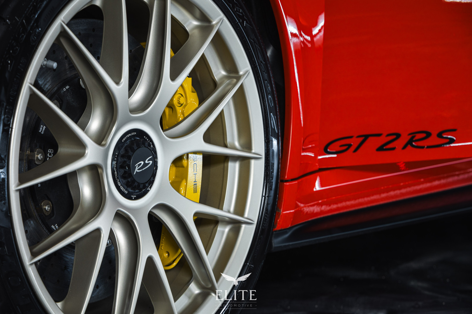 PORSCHE 911 GT2 RS Weissach Package