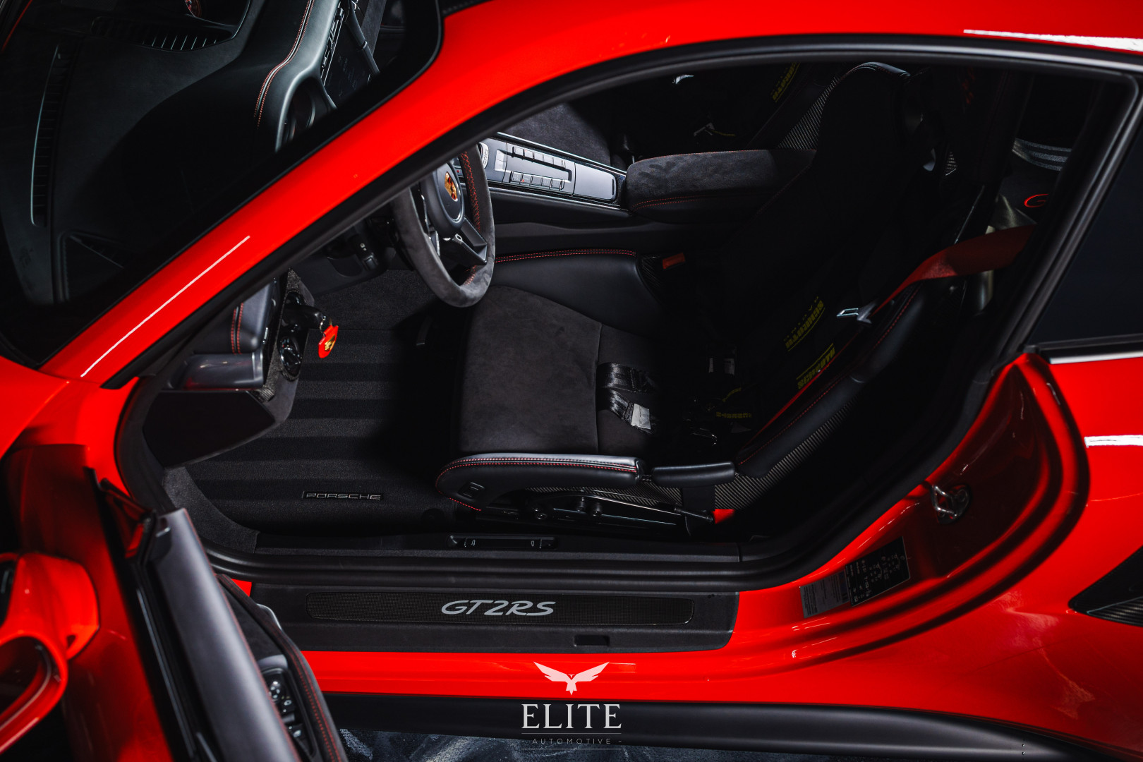 PORSCHE 911 GT2 RS Weissach Package