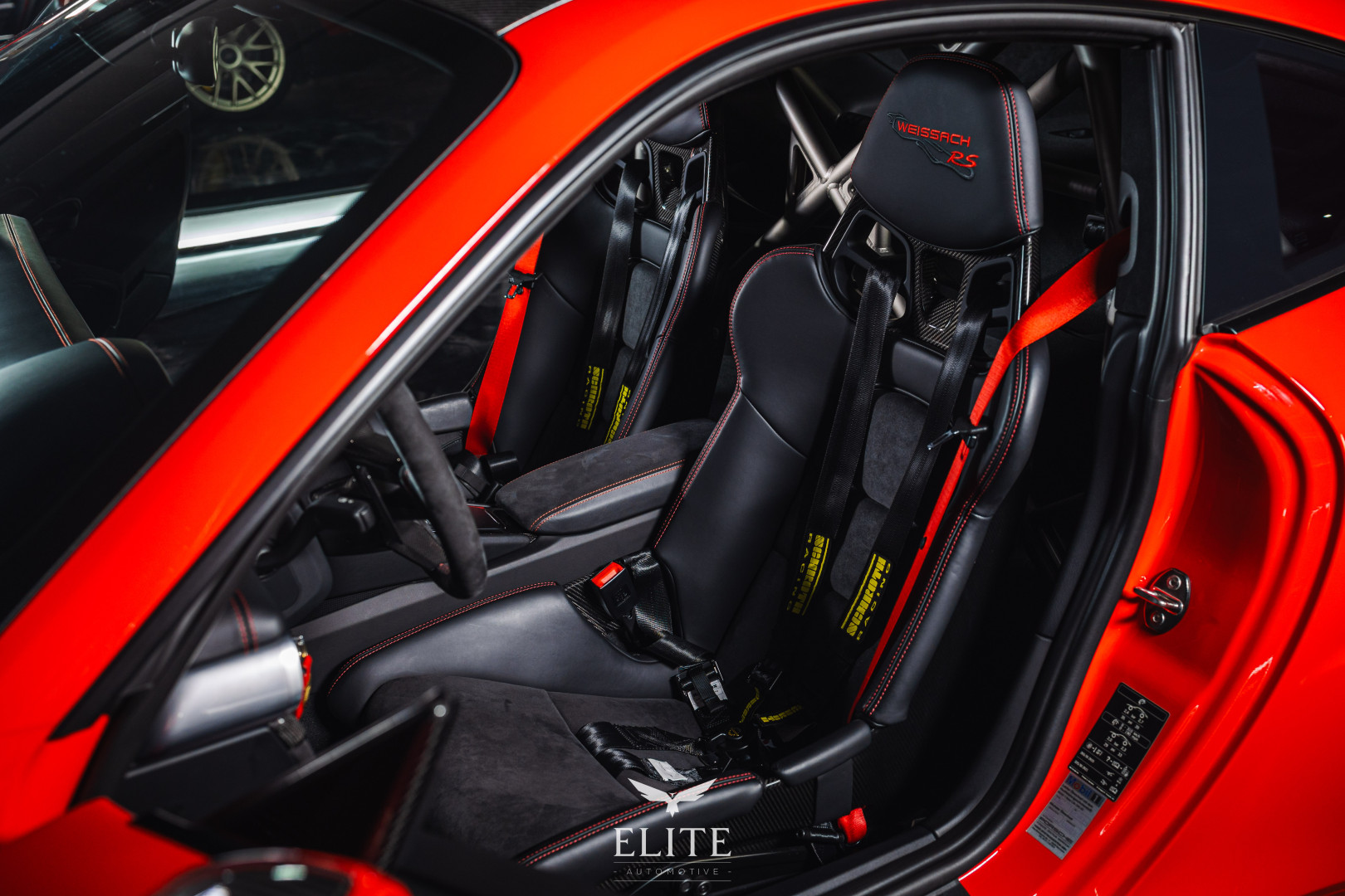 PORSCHE 911 GT2 RS Weissach Package