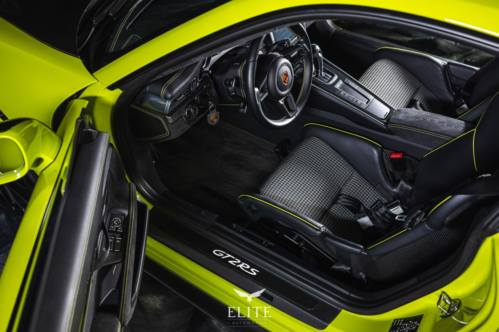 PORSCHE 911 GT2 RS Weissach Package